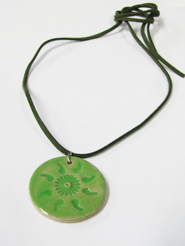 ネックレスの皮ひもはこちらでご用意しております。