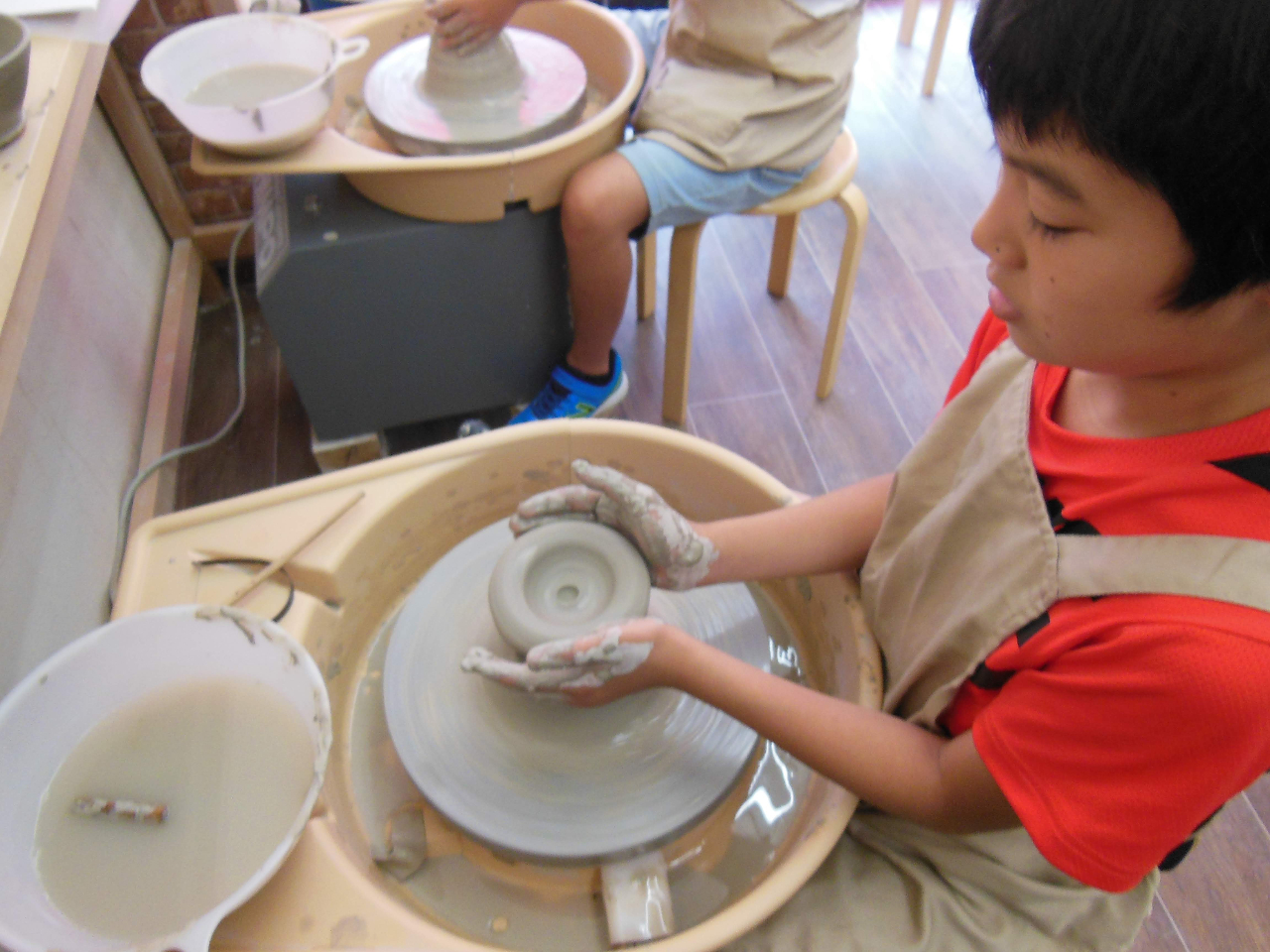 電動ロクロではお湯呑み、お茶碗、おちょこ、徳利などが作れます。