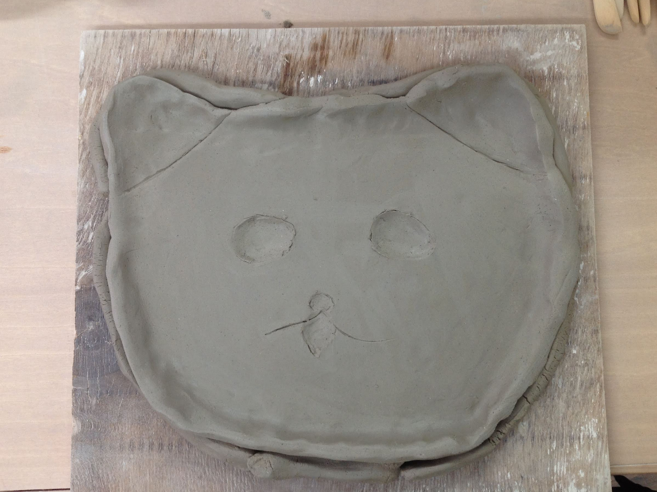 ハンコで模様をつけたり、串でイラストを描いたり♪手びねり陶芸なら、自分のこだわりを最大限に発揮できます。