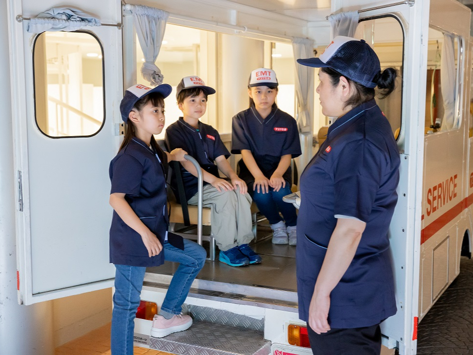 qľĂlq߂猩邱ƂB܂܂ȃjtH[𒅂ĎdpɁA݂ĂlI