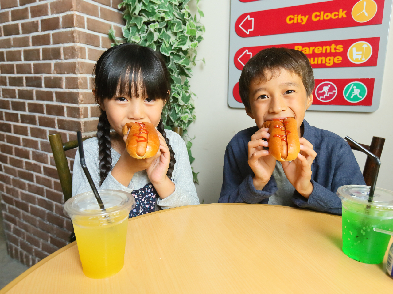 {ݓɂ́A4̈HX܂BeHX̋߂ɂ̓e[uȂ܂̂ŁAqlƈꏏɂオ肢܂B(AM[Ĥݎ)