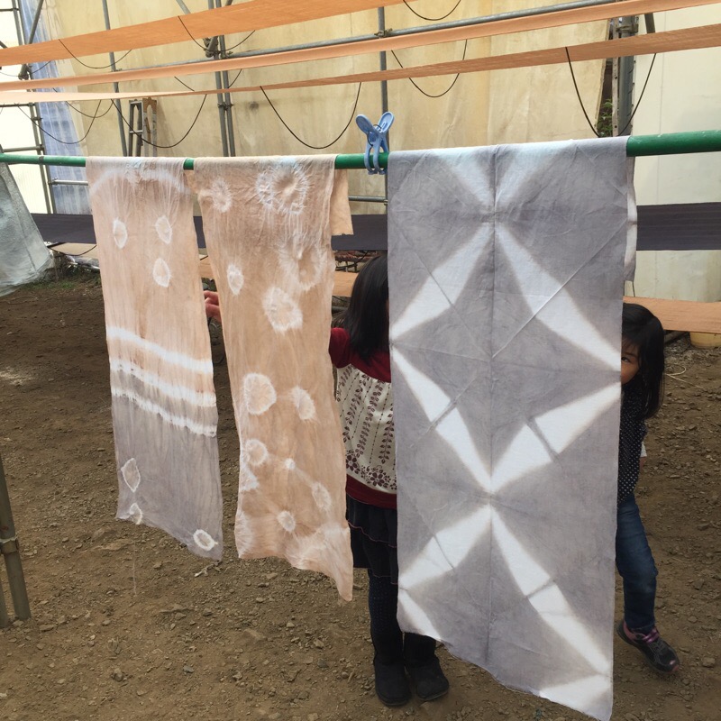 柿渋を使った絞り染めをお楽しみいただきます。絞り染めの手ぬぐいが作れます。