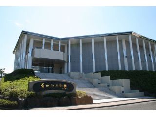 大きな白い建物が崔如琢美術館です!