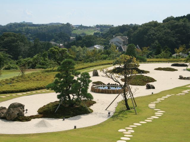 日本庭園側のお席もございます