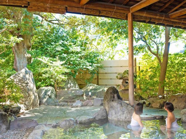 露天風呂では、木漏れ日と岩の感触をお楽しみください♪