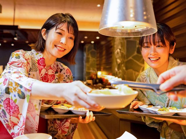 こちらのお客様の目の前で調理するライブキッチンでは、できたてをご用意しています♪