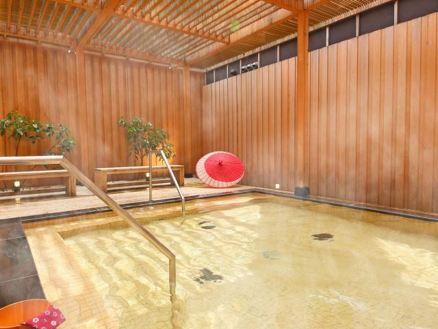 こちらは、庭園露天風呂の「すのこ風呂」です♪