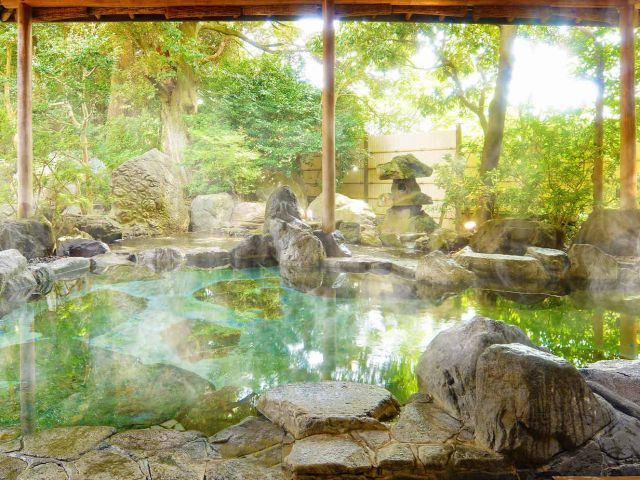こちらは、男性の庭園露天風呂「岩風呂」です♪