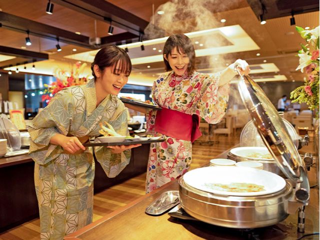 バラエティ豊富で和洋中取り揃えたメニューが自慢。寿司に天ぷら、ラストのデザートまでご用意しております。選ぶ楽しさ満載のバイキングを、心ゆくまでお楽しみください♪