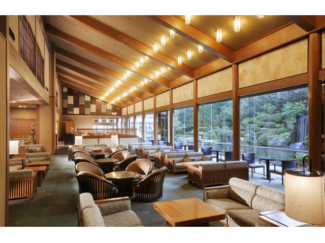 日本庭園が広がる開放的なロビーラウンジ「エビアン」