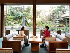 日本庭園が広がる開放的なロビーラウンジ「エビアン」