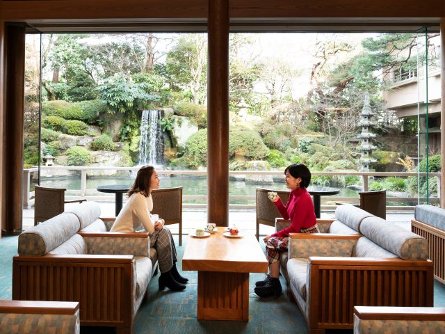 日本庭園が広がる開放的なロビーラウンジ「エビアン」