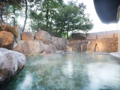 巨岩に囲まれた野天風呂「龍神の湯」(男性)