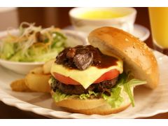 飛騨牛100%のパテと飛騨の恵みを挟み込んだ【飛騨牛ハンバーガー】