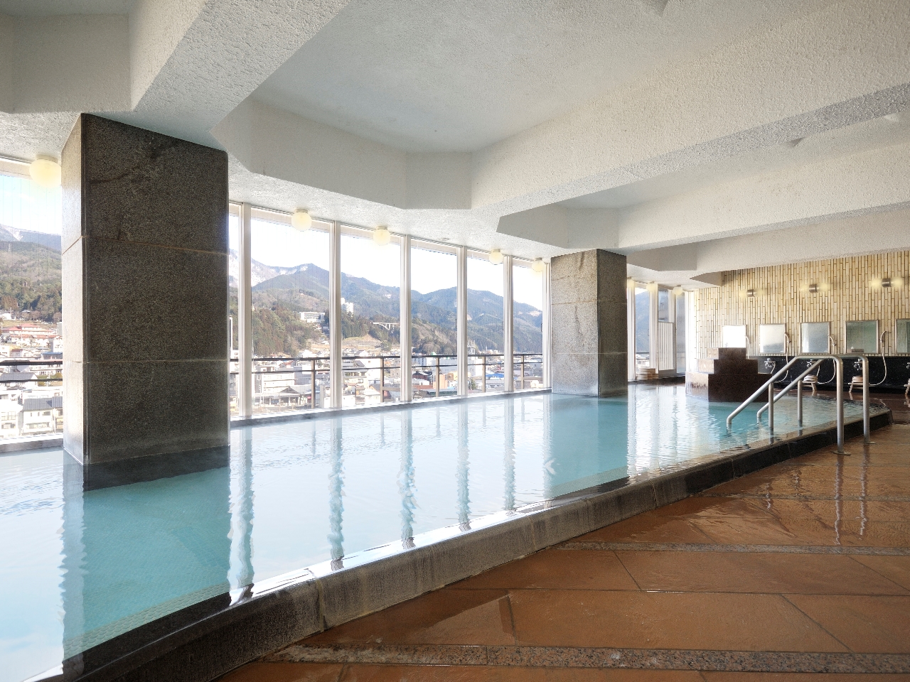 下呂の街並みや緑豊かな景色が広がる「展望大浴場」