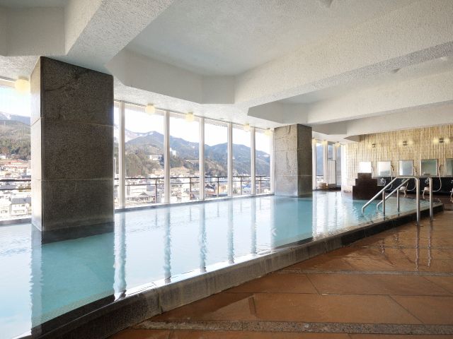 下呂の街並みや緑豊かな景色が広がる「展望大浴場」