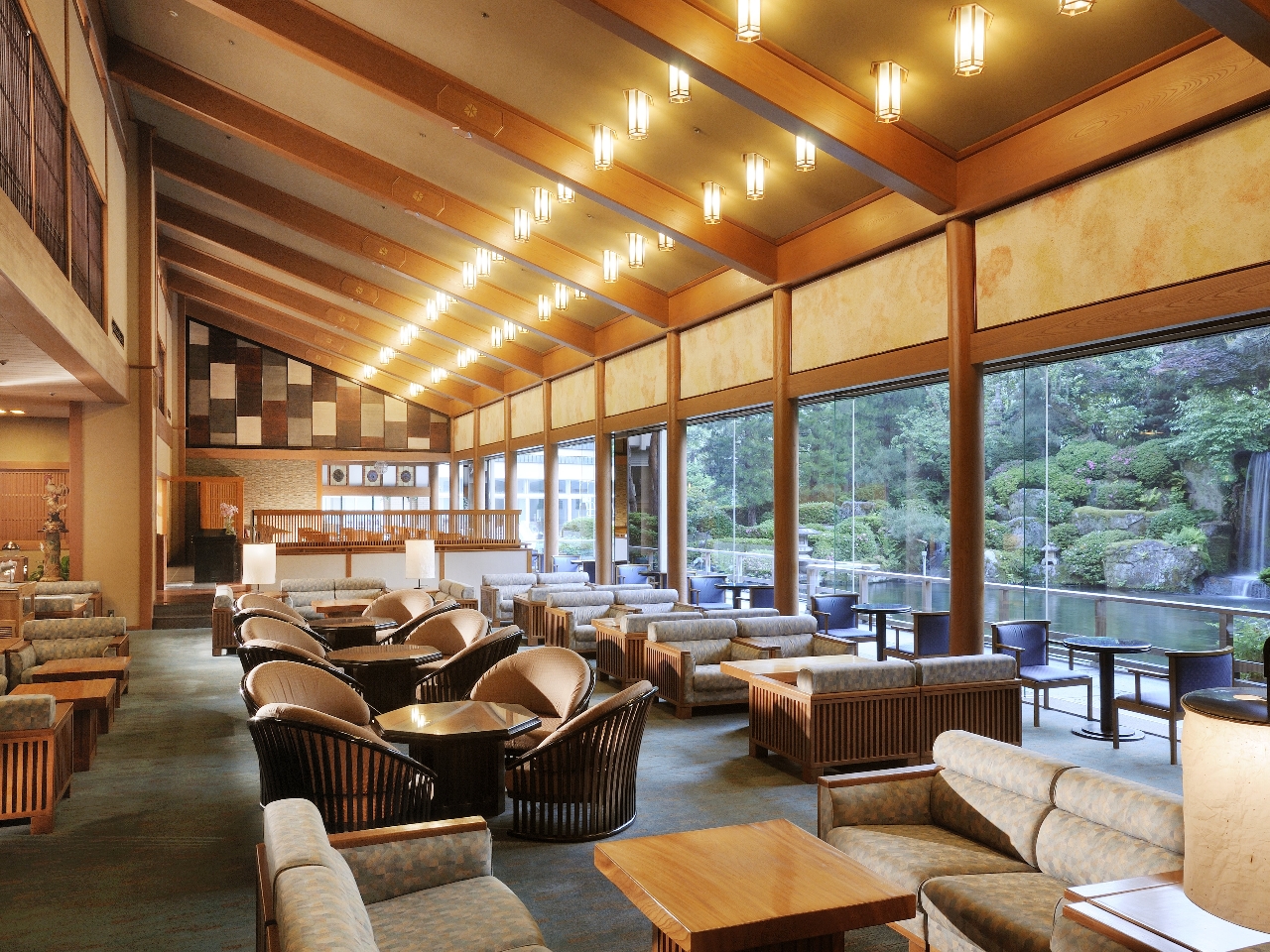 日本庭園が広がる開放的なロビーラウンジ「エビアン」