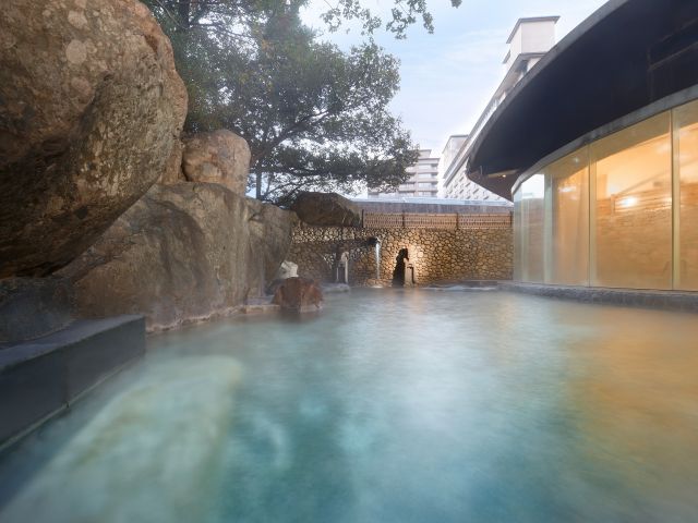 巨岩に囲まれた野天風呂「龍神の湯」(男性)