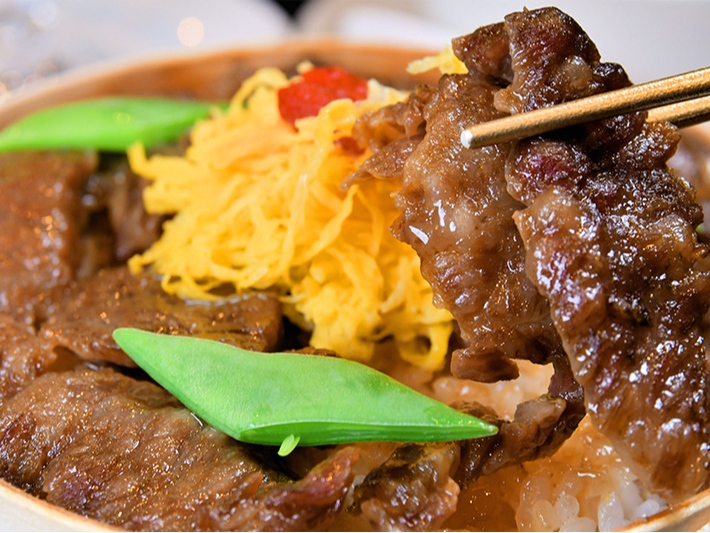 しっかりした旨味の飛騨牛をご飯にのせてセイロで蒸しあげた【飛騨牛のセイロ飯】