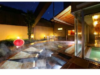 昼とは異なる雰囲気が楽しめる夜の露天風呂。優しい灯りとお湯の音、そして湯けむりの静寂のなか、自然にとけ込む感覚を味わえる寝湯に体をゆだねて星空観賞☆