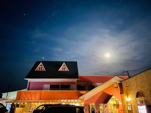 関西からは高速エディバスを使えば約5時間で生見ビーチに到着。手ぶらでサーフィンが楽しめて、民宿みちしおで宿泊もできちゃいます♪