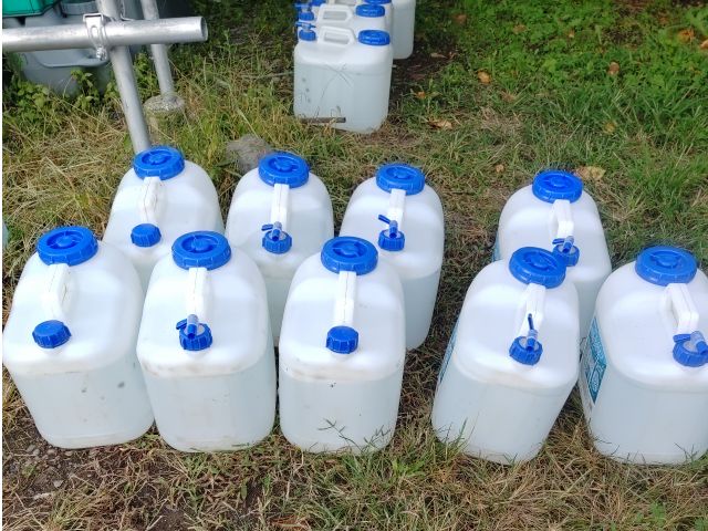 農園には水道はありませんが、お客様が果物を洗う、手を洗う時に利用して頂く為に、私共が自宅の水道水をポリタンクに詰めて軽トラックに載せて何度も往復しています。
