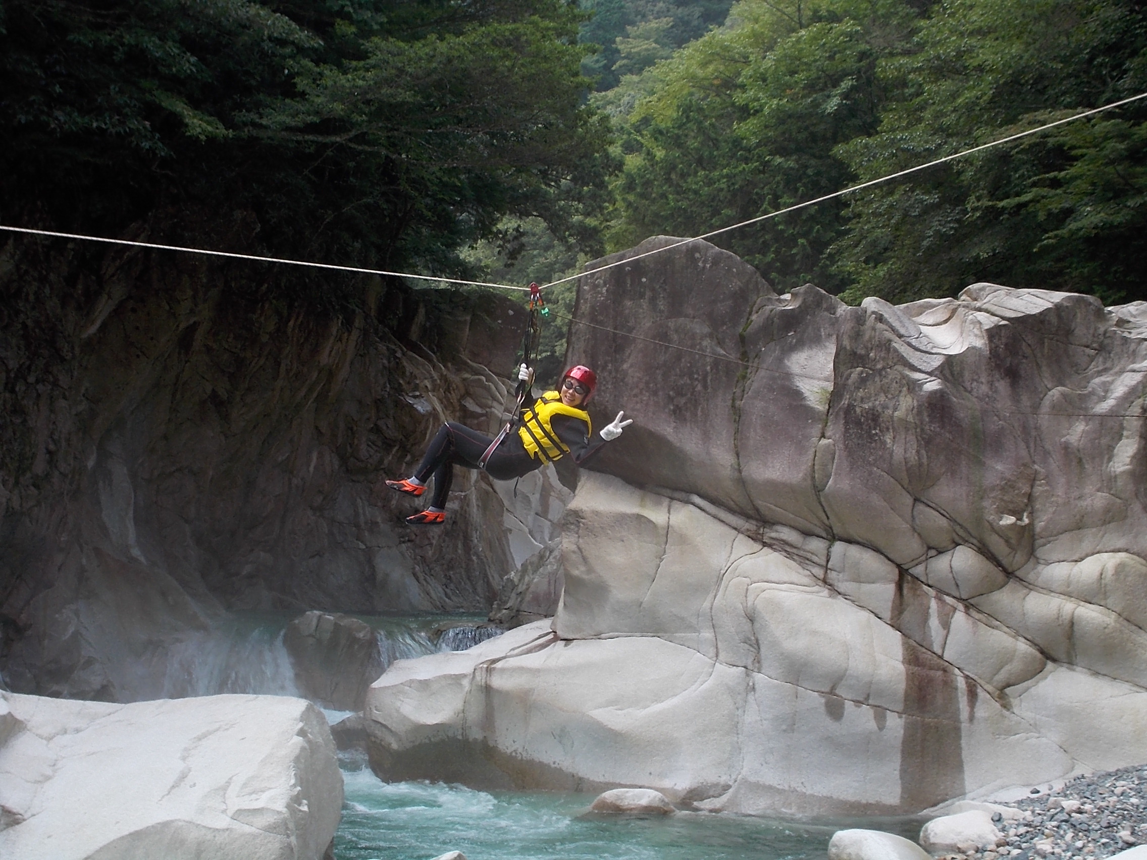 ロープを使って空中散歩☆水が綺麗だから、気持ちいい〜