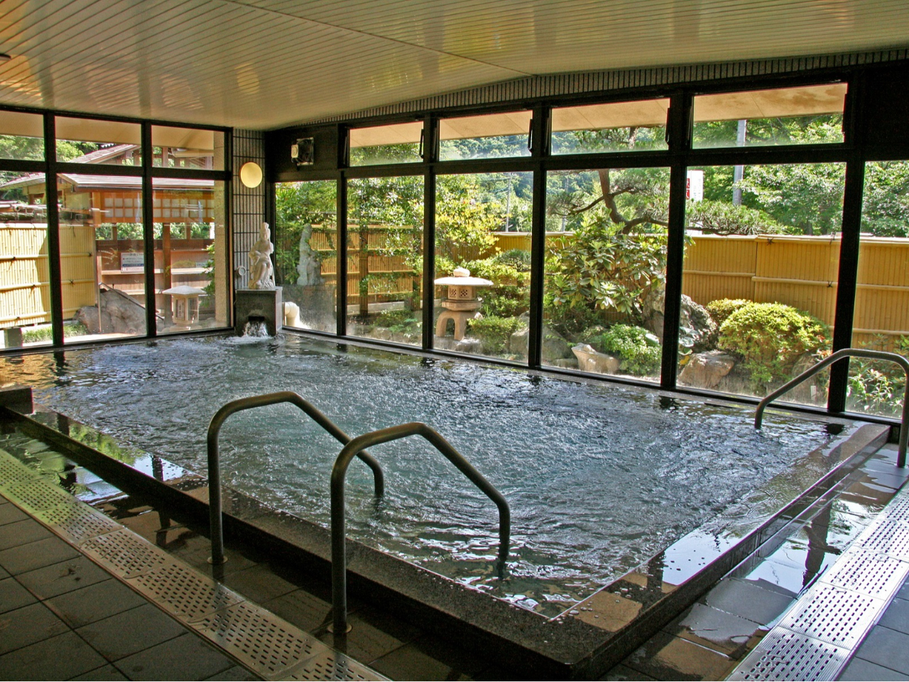 まずは汚れを落として内湯で温まりしょう!