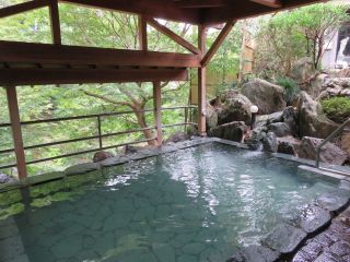 川のせせらぎと滝の流れる音を聞きながら、温泉をご堪能くださいませ。