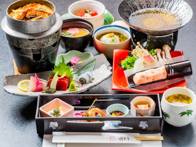 彩り豊かな旬の食材をふんだんに使用した、当館自慢の会席料理コースです。 名物の「鰻の釜飯」をはじめ、前菜・お造り・鍋物・煮物・茶碗蒸し・赤出汁・デザートまで、季