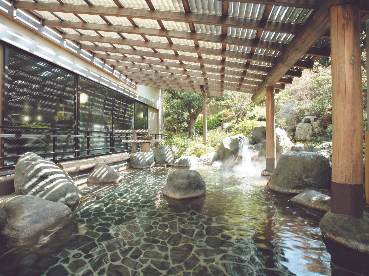 自然の風を感じながら、四季折々の景色とともに湯あみを楽しめる、開放感たっぷりの露天風呂。