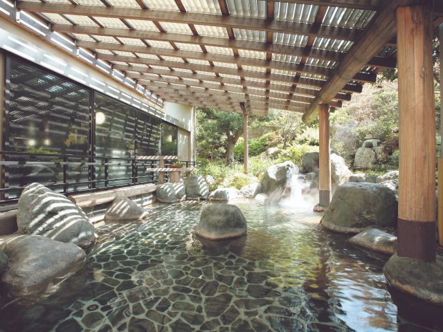 自然の風を感じながら、四季折々の景色とともに湯あみを楽しめる、開放感たっぷりの露天風呂。