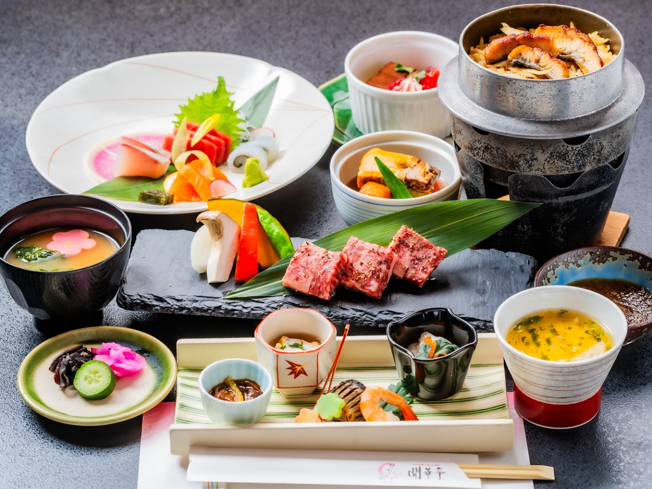 やわらかく旨み豊かな「峯野牛ステーキ」をメインに、当館名物「鰻の釜飯」、旬の前菜やお造里、煮物、茶碗蒸し、デザートまで、多彩な味わいを楽しめる贅沢な会席料理です