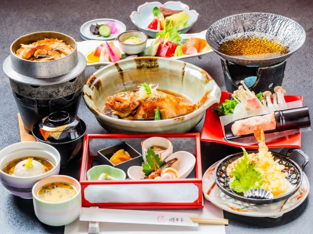 旬の煮魚や揚げたての天ぷら、名物・鰻の釜飯など、味もボリュームも満足いただける華やかな会席料理です。 素材の旨みを活かした品々を、心ゆくまでご賞味ください。
