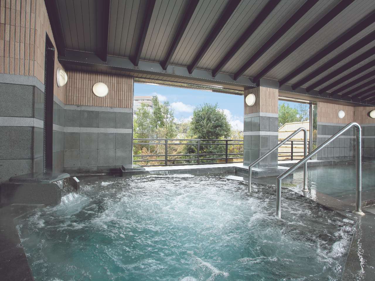 やさしい気泡が全身を包み込み、血行促進とリラックス効果が期待できます。