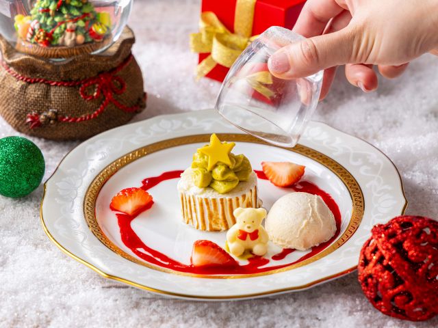 スノードームに見立てたスイーツをライブステーションで。「スノードームのピスタチオロールケーキ」