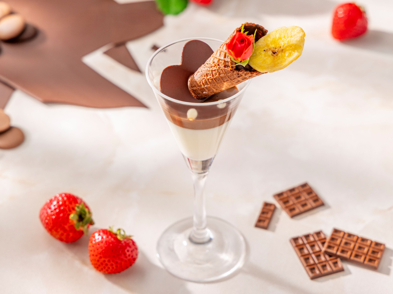 �u�o�j���ƃV���R���̃R�[���p�t�F�v�o�j���p���i�R�b�^�ƔZ���ȃ`���R���[�g���[�X��2�w�ɏd�˂��O���X�f�U�[�g�ł��B