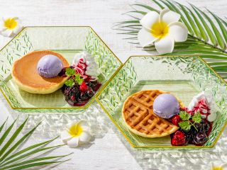 【ハワイアンパンケーキ アサイーアイス添え】 厚焼きのパンケーキにミックスベリーコンポートと生クリーム、さらにアサイーアイスを贅沢にトッピング。