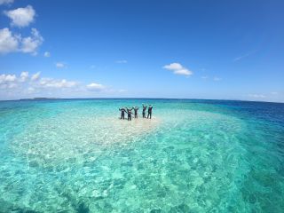 サンゴのかけらでできた無人島「バラス島」。日々形や大きさが変わります。近年は干潮時のみ上陸可能。