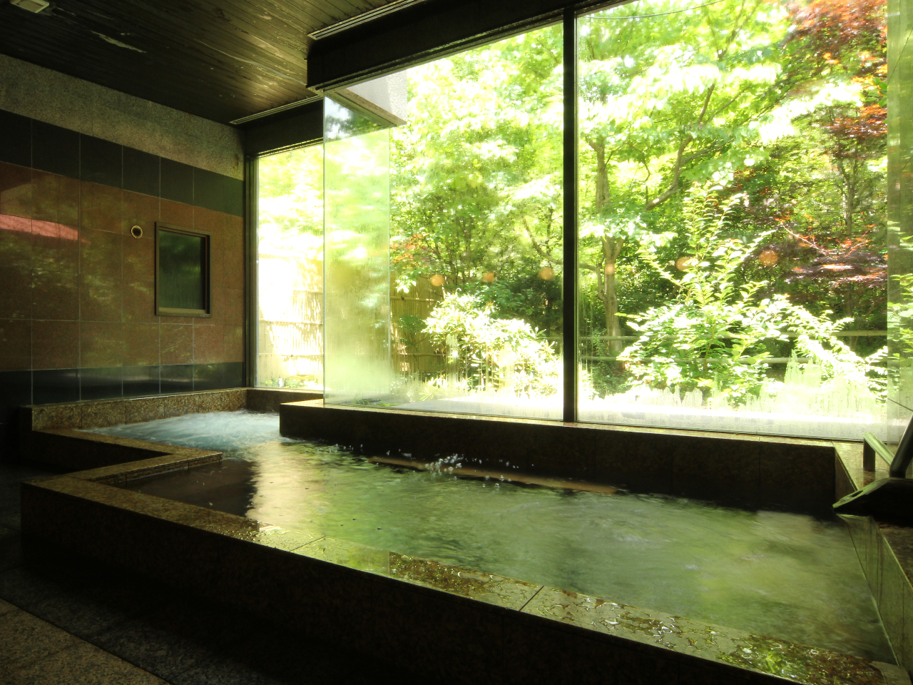 自然を眺められる大浴場はサウナ完備です♪