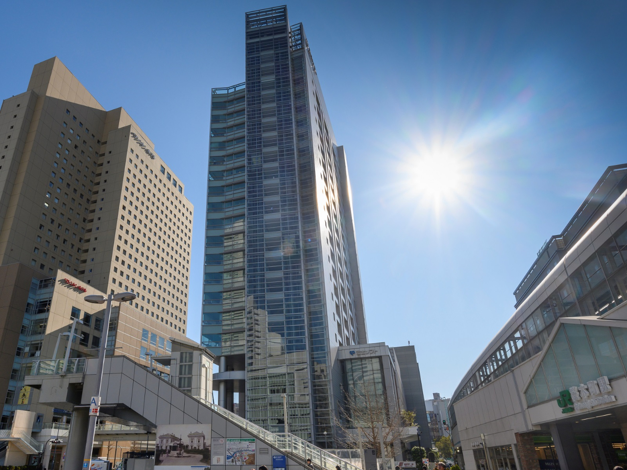 ホテル(左側) JR桜木町駅東口(右側)