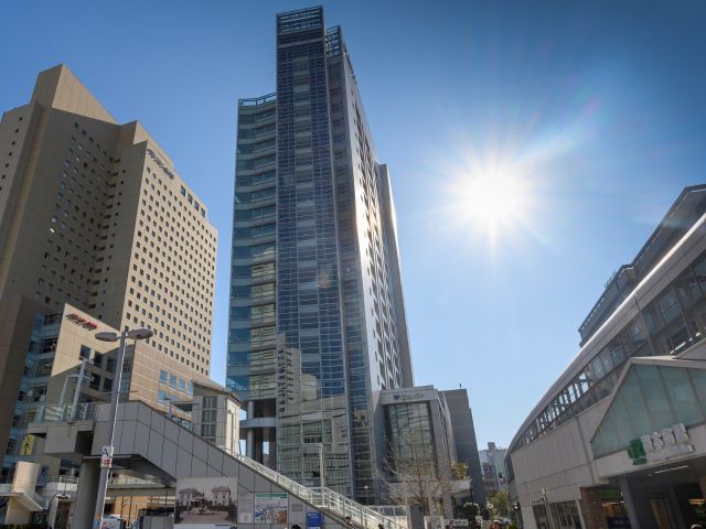 JR桜木町駅前の好立地にあり、アクセス抜群です(右が桜木町駅、左がホテル)