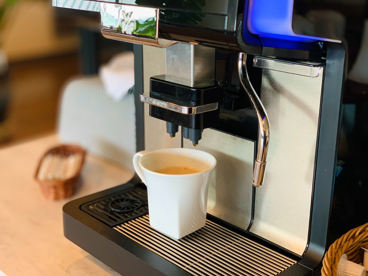 数種類のコーヒー、ソフトドリンク、紅茶やフレーバーティーを取り揃えたドリンクバーも人気です(イメージ)