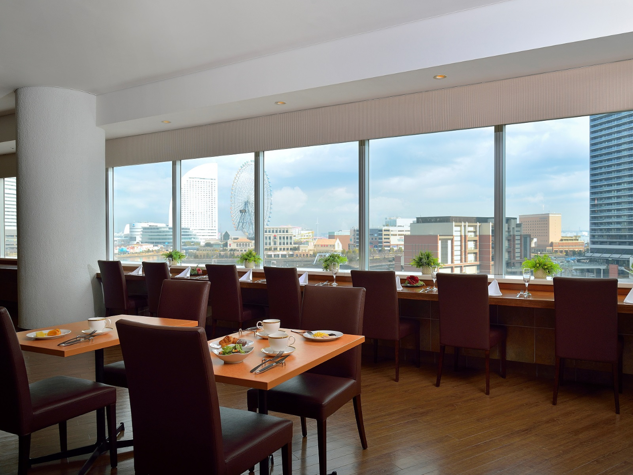 大きな窓からは、みなとみらいの景色がお楽しみいただけます(店内イメージ)