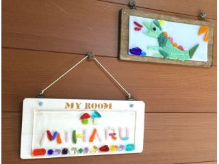 チェーンや紐で吊るしたり、直接ドアにとりつけたりお好みでどうぞ