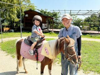 ポニー乗馬体験。0歳〜小学4年生まで1日1回まで無料。(平日)11:30/13:30〜(土日祝)10:30〜/12:30〜/14:30〜各40分間