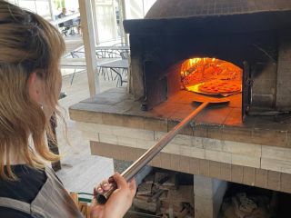 本格石窯で、自分で作ったピザを自分で焼く♪楽しくて格別においしいピザ体験(*´▽`*)