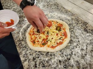 ピザ生地を作るところから始め、お好きな形のピザが作れます♪