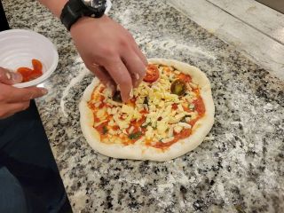 お好きな形のピザが作れます♪