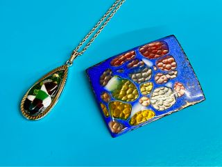 窯変七宝で土目を綺麗に出しています。ペンダントの方は、部分箔と言って銀箔を使って制作しています。(